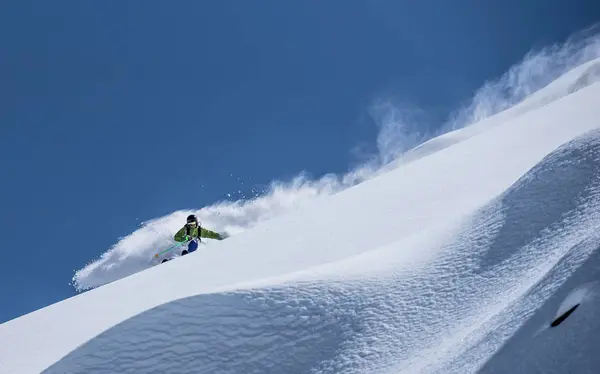 Man powder skiing — Stock Photo, Image
