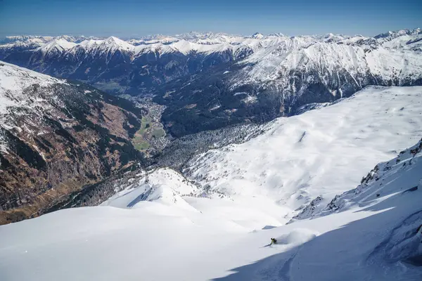 Man poeder skiën — Stockfoto