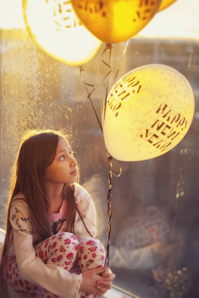 Chica sosteniendo nuevos globos víspera de años — Foto de Stock