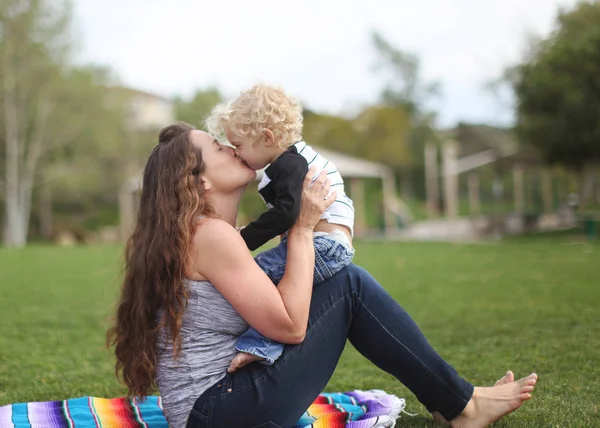 Mutter und Sohn küssen sich — Stockfoto
