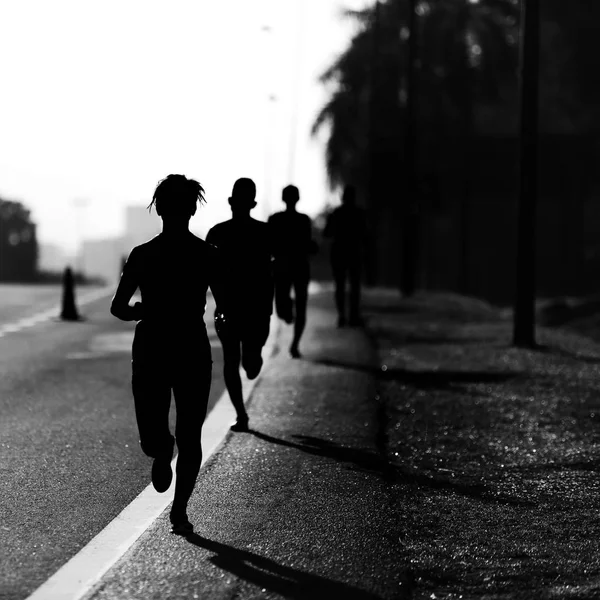 Silueta de gente corriendo Maratón — Foto de Stock