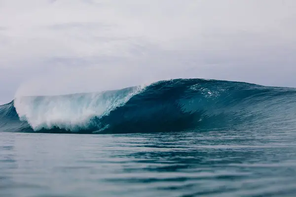 Resif üzerinde hızla boru hattı dalga — Stok fotoğraf