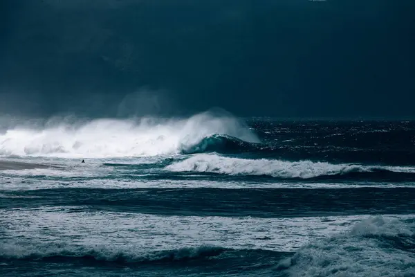 Wave rolling in to beach — Stock Photo, Image