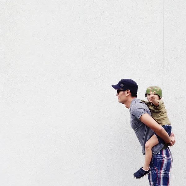 Pai dando seu filho piggyback — Fotografia de Stock