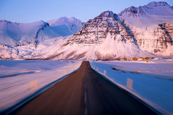 Bir dağ yolu görünümünü — Stok fotoğraf