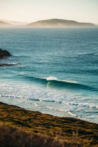 Rompiendo olas a lo largo de la costa —  Fotos de Stock