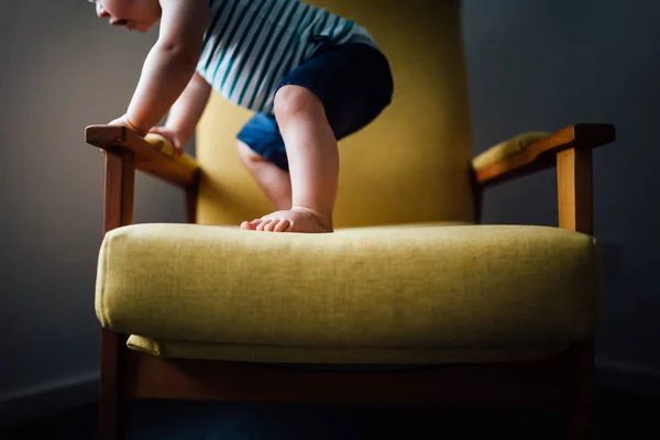 Chłopiec dziecko stojąc na krześle — Zdjęcie stockowe