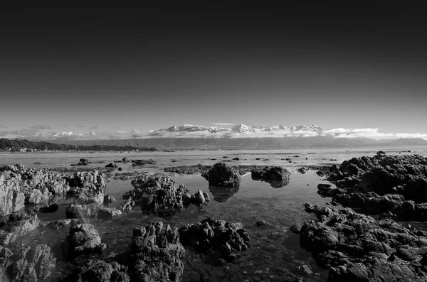 Nuova Zelanda Kaikoura Immagine Monocromatica Spiaggia Rocciosa Montagne — Foto Stock