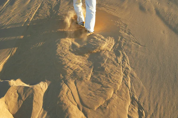Обрезанный Образ Человека Бегущего Песчаной Дюне — стоковое фото
