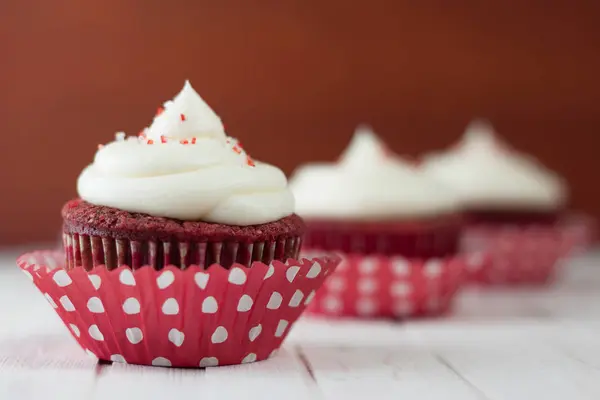 Tres Cupcakes Terciopelo Rojo Mesa Enfoque Selectivo — Foto de Stock