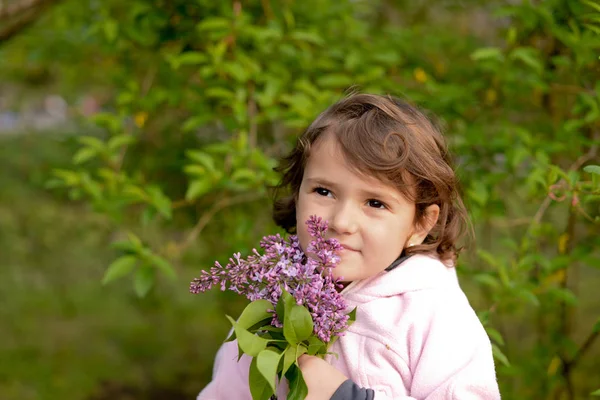 Маленькая Девочка Букетом Сиреневых Цветов — стоковое фото