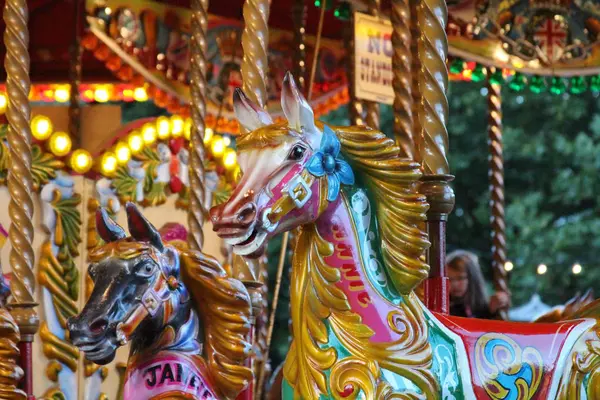 Eğlence Parkı Renkli Atlıkarınca Atların Closeup Görünümü — Stok fotoğraf