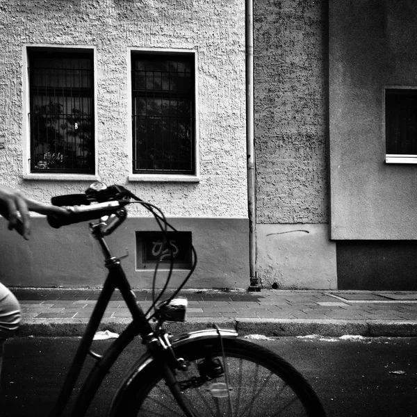 Human Hand Holding Bicycle Handle Bar Urban Street Building Background — Stock Photo, Image