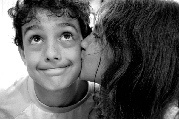 Nahaufnahme Porträt Eines Mädchens Das Jungen Auf Die Wange Küsst — Stockfoto