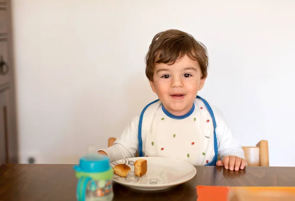 Sorrindo Menino Sentado Mesa Comer Lanche — Fotografia de Stock