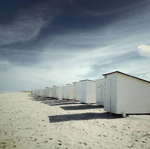 Řadu Bílé Plážové Chatky Písečné Pláži Gravenzande Nizozemsko — Stock fotografie