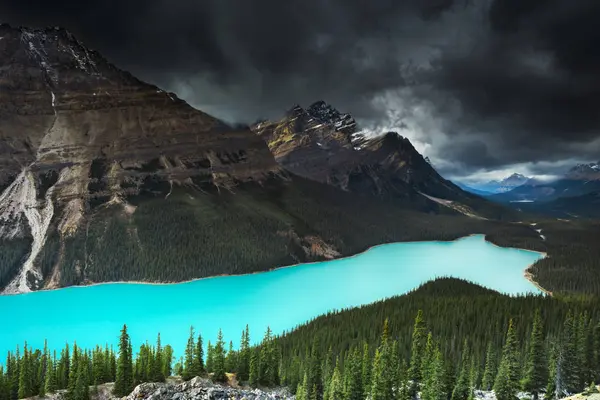 Vacker Utsikt Över Vackra Peyto Lake Dramatiska Himmel Banff Alberta — Stockfoto