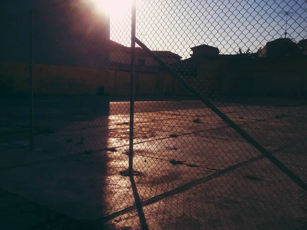 日落时的铁丝网栅栏景观 — 图库照片