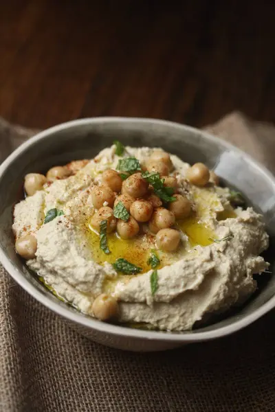 Vista Cerca Del Hummus Picante Chipotle Tazón Sobre Mesa —  Fotos de Stock