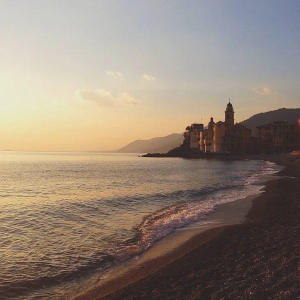 Malebný Pohled Města Pláž Při Západu Slunce Camogli Itálie — Stock fotografie
