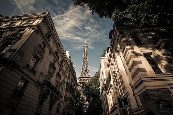 Sokaktan Görülen Fransa Paris Eiffel Kulesi Düşük Açılı Görünüş — Stok fotoğraf