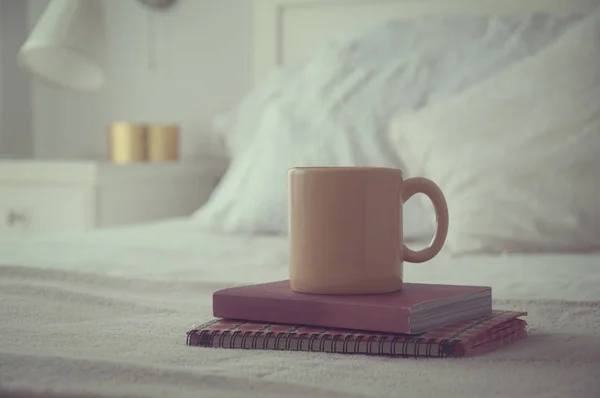 Mug Deux Livres Sur Lit Gros Plan — Photo