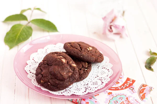Trois Biscuits Aux Pépites Chocolat Sur Plaque Rose — Photo
