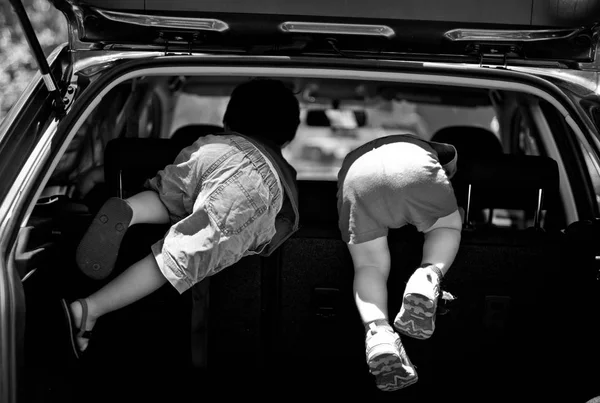 Achteraanzicht Van Twee Jongetjes Spelen Achterkant Van Auto — Stockfoto