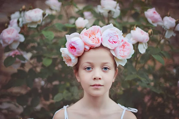 Dívka Která Nosí Čelenku Růží Při Pohledu Fotoaparát — Stock fotografie