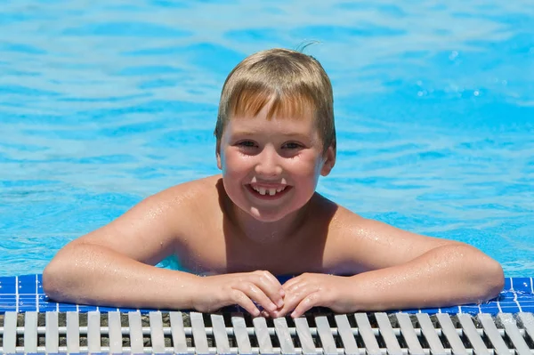 Portret Van Lachende Jongen Leunend Rand Van Zwembad — Stockfoto