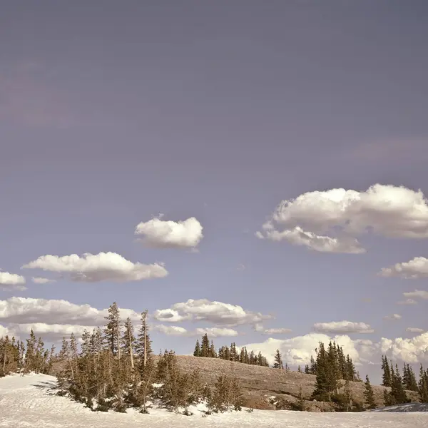 Bulutlar Tepeler Üzerinde Doğal Görünümünü — Stok fotoğraf