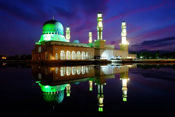 Schilderachtig Uitzicht Reflectie Van Kota Kinabalu Stad Moskee Bij Zonsopgang — Stockfoto
