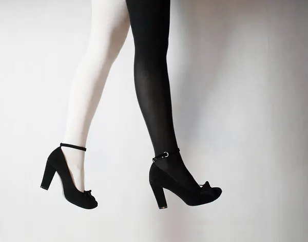 Обрезанное Изображение Женских Ног Двумя Цветными Колготками Черных Каблуках — стоковое фото