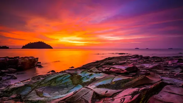 Vista Panorámica Puesta Del Sol Cielo Dramático Sobre Playa Rocosa — Foto de Stock