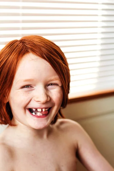 微笑赤裸的红发男孩的肖像 — 图库照片