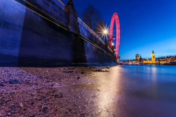 Riverbank Notte Con Città Sullo Sfondo Londra Regno Unito — Foto Stock