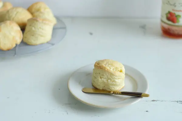 Gebackener Traditioneller Scone Auf Teller Mit Messer — Stockfoto