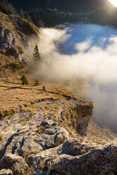 Wanita Berlari Pegunungan Atas Awan Salzburg Austria — Stok Foto