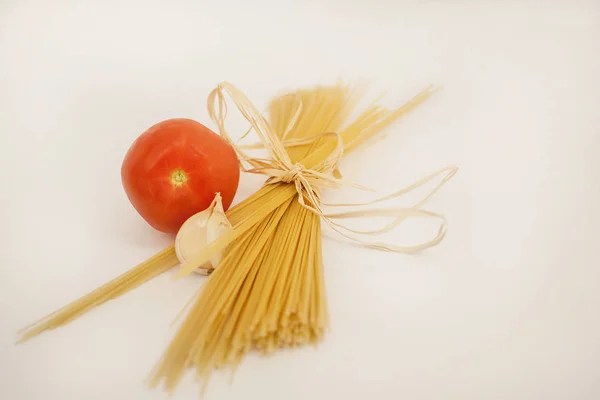 Espaguete Composição Tomate Alho Fundo Bege — Fotografia de Stock