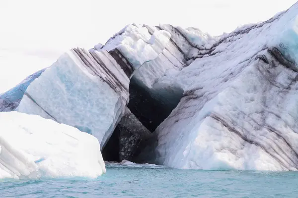 Schwarz Gestreifte Eisberge Treiben Der Lagune Von Joekulsarlon Island — Stockfoto