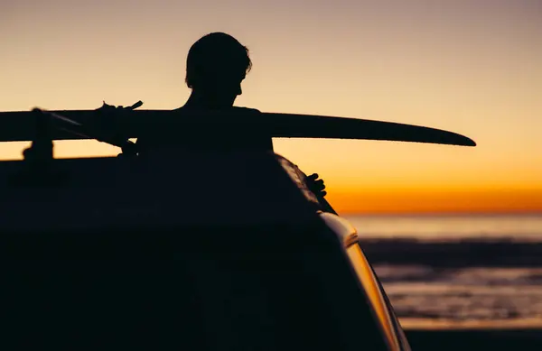 Silueta Coche Joven Con Tabla Surf Techo Contra Hermosa Puesta — Foto de Stock