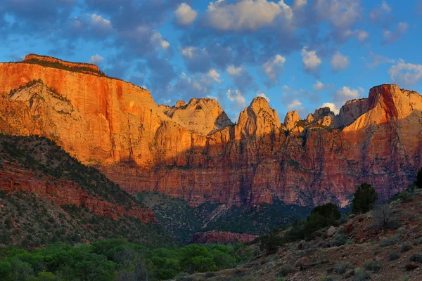 Malerischer Blick Auf Sonnenaufgang Auf Türme Der Jungfrau Zion Nationalpark — Stockfoto