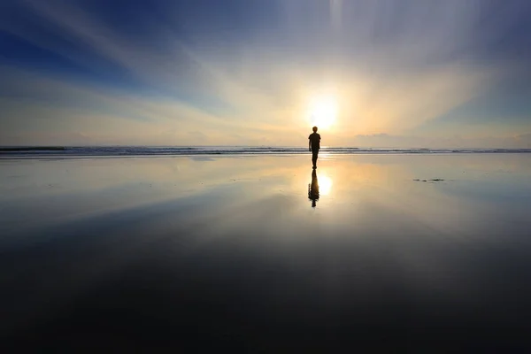 Silhouette Garçon Marchant Sur Plage Coucher Soleil — Photo