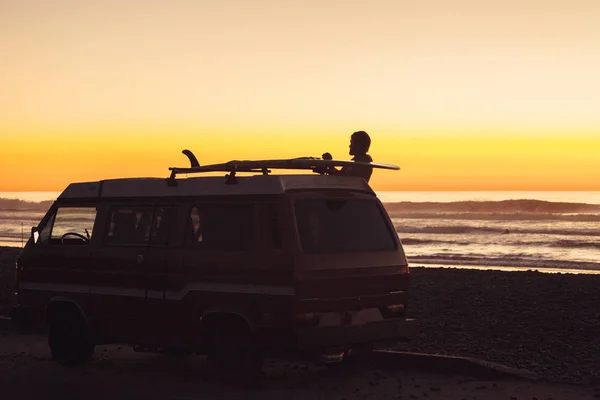 Uomo Mettere Tavola Surf Rack Tetto Tramonto Sulla Spiaggia — Foto Stock