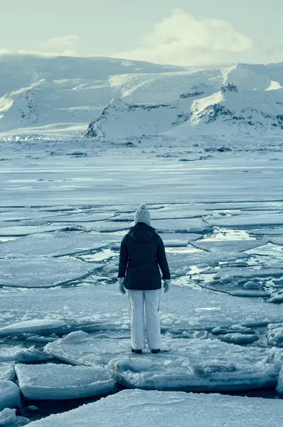 Женщина Стоящая Льдине Замерзшем Озере Исландия — стоковое фото