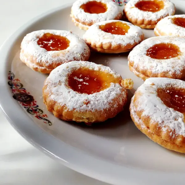 Gâteaux Italiens Sucrés Savoureux Sur Assiette — Photo