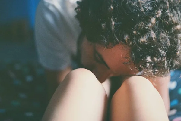 Ung Lockigt Man Kysser Knän Flickvän Närbild — Stockfoto