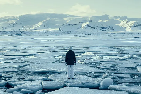 Woman Standing Ice Floe Frozen Lake Iceland — Stock Photo, Image