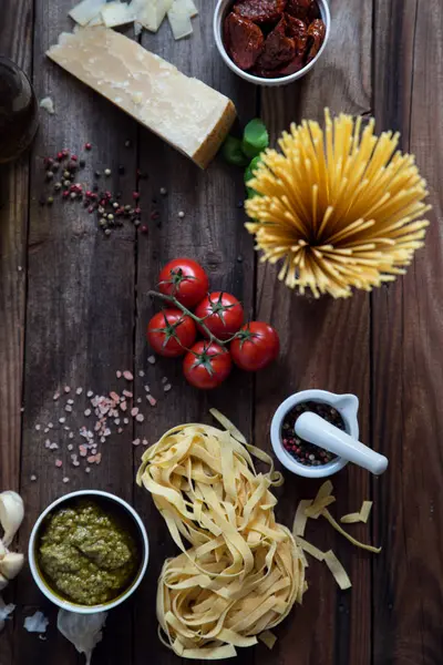 Pasta Pesto Ajo Tomates Parmesano Mesa Vista Superior —  Fotos de Stock