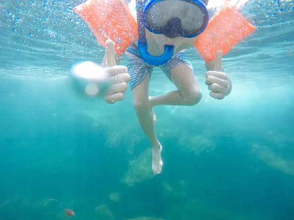 Chłopiec Fajką Maski Waterwings Pokazano Kciuki Ocean — Zdjęcie stockowe